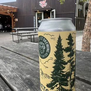 Checking in for the first time! Grabbed an IPA from Pinetop while waiting on a fried chicken sandwich. Cool vibes!