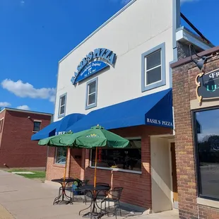 the outside of the restaurant