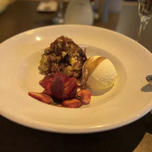 Banana rum cake à la mode