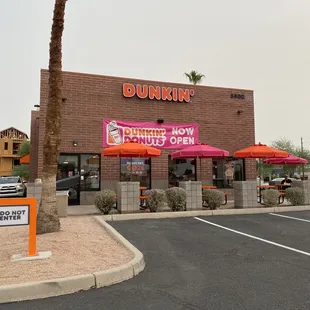 the outside of dunkin's
