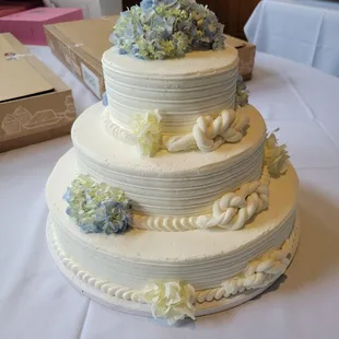 Our lovely cake maker taught herself how to make these nautical knots for our PIBYC wedding!  Thank you!