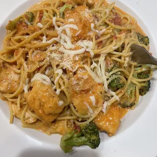 fettuccine (but looks like spaghetti?) with pink sauce and chicken ziti broccoli