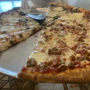 Sausage, ham, bacon / Spinach, basil, tomato pizza