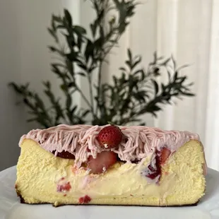 Strawberry Mont Blanc Basuku Cheesecake cross-section