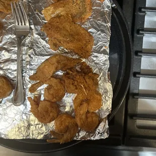 5 extremely  undersized Buffalo pieces --exactly 1/2 the usual size--and 5 jumbo shrimp.