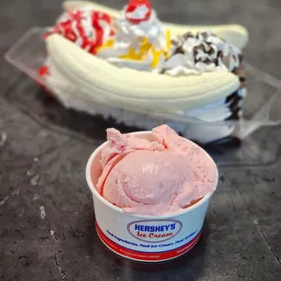 Keeping simple! Regular strawberry ice cream. The sundae is just table decor lol