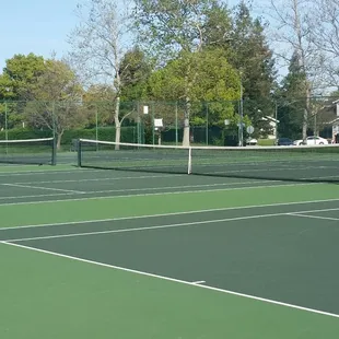 3 well maintained tennis courts