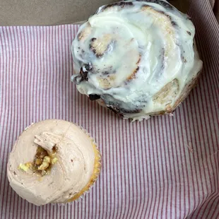 Cinnamon roll and cornbread cup cake