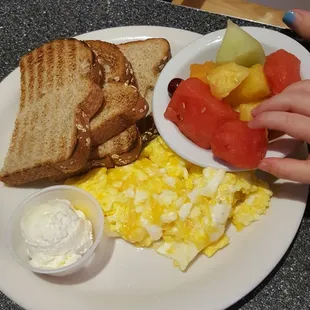 Children's cheesy egg plate