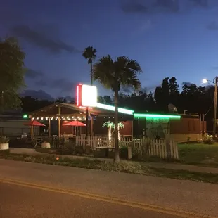 the outside of a restaurant at night