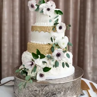 Wedding cake and rented cake stand