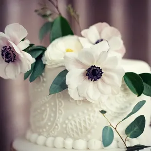 Paisley decorations on the top tier of the cake