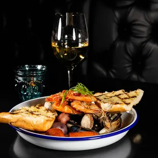 Delta (Seafood) Boil
clams, mussels, shrimp, sausage, corn, potatoes in a spicy tomato broth with grilled bread.