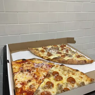 The New Yorker and Cheese pizza slices.