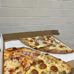 The New Yorker and Cheese pizza slices.