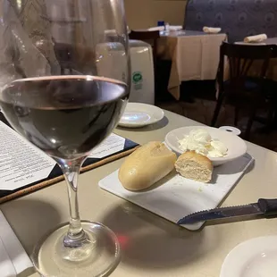 Forest Glen Pinot Noir (delicious. Not too dry) and bread they serve before. Note : the butter is UNSALTED. It's not my favorite.