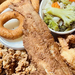 Catfish and Fried Oysters - Regular grits