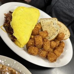 Bacon cheese omelet with tots and rye toast