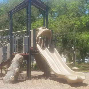 Log climbing structure