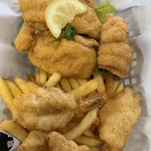 Fish sandwich with shrimp (3)