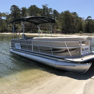 Cruise in comfort on our 2018 and 2019 24 foot Bentley Pontoon boats.