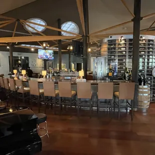 Bar and wine cellar. Great ambiance!