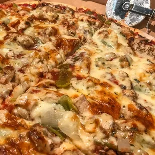 Green chili, onion, mushroom &amp; chicken pizza, delicious!