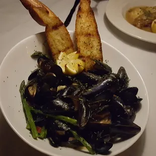 Their special mussels dish.  Superfluous amount!