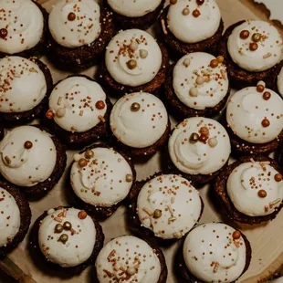 a plate of cupcakes