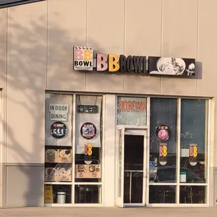 the outside of a restaurant