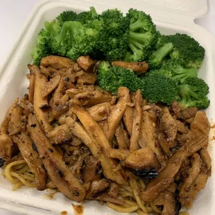 Spicy chicken with yakisoba and broccoli.