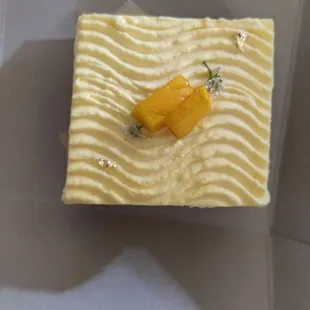 Mango &amp; sticky rice cake slice