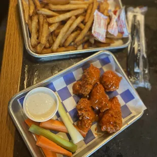 5 Boneless Wings buffalo