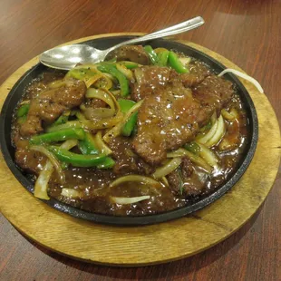 H12. Sizzling beef steak with black pepper sauce.