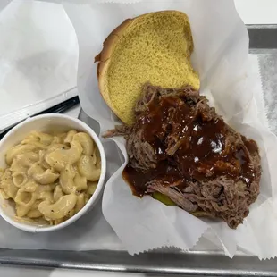 I visited as soon as the door opened in the morning. The store staff were very friendly and the food was very delicious.