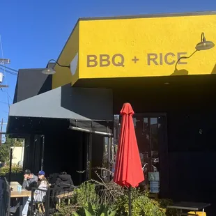 the outside of the restaurant