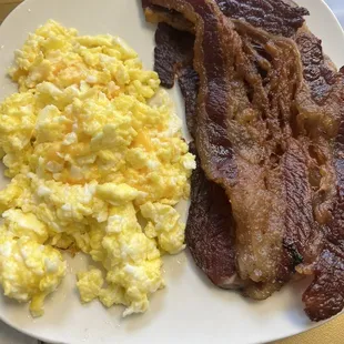 Scrambled eggs w/beef bacon