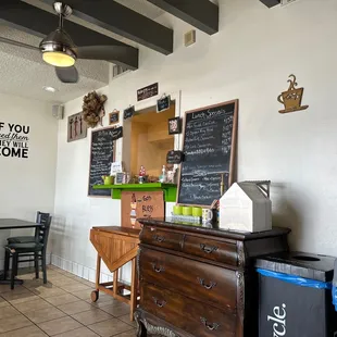 Cute small place, 3 indoor tables