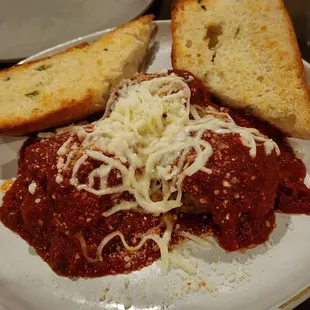 Meatballs app comes with garlic bread