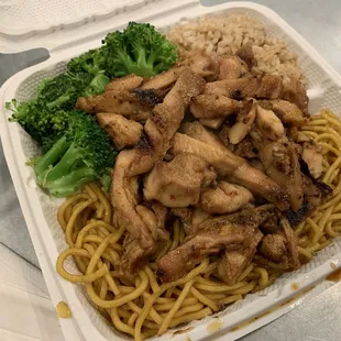 Spicy chicken with yakisoba, brown rice, and broccoli