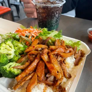 Spicy chicken with rice, broccoli &amp; salad