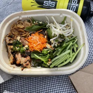 Rice noodle plate with chicken