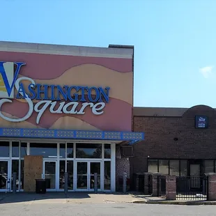 Enter restaurant on the northwest side of Washington Square