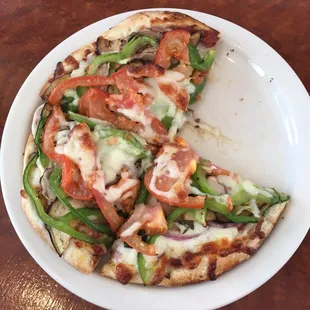 This is the individual vegetarian pizza! So delicious and fresh!!