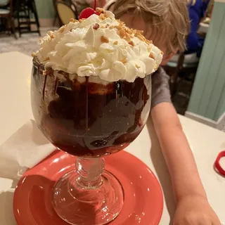 SNICKERS- Sundae