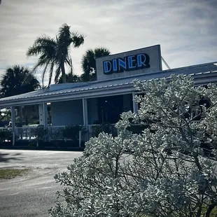 Welcoming spot!  Eat indoors or outdoors-just remember that they close early (3 pm)