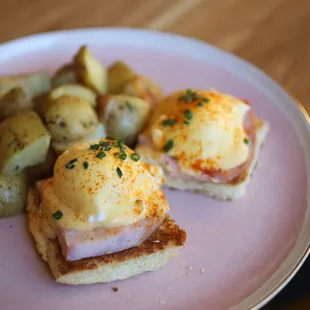"classic - smoked canadian bacon, brioche,lemon hollandaise, paprika, chives