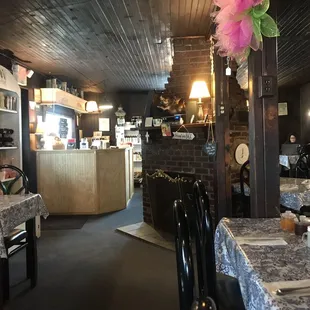 Dining area --clean and quaint