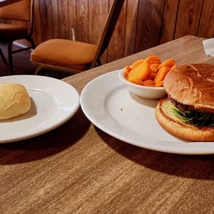 Cheeseburger with Carrots &amp; Roll