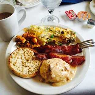 Made to order omelettes, biscuits and gravy, crispy bacon and a chorizo bake!